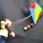 Prendedor de cometa colores oficiales amarillo verde azul rojo
