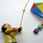 Detalle de sujeción artesanal en prendedor de cometero