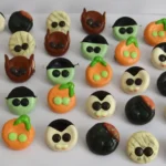 Variedad de prendedores de monstruos de terror y zombies