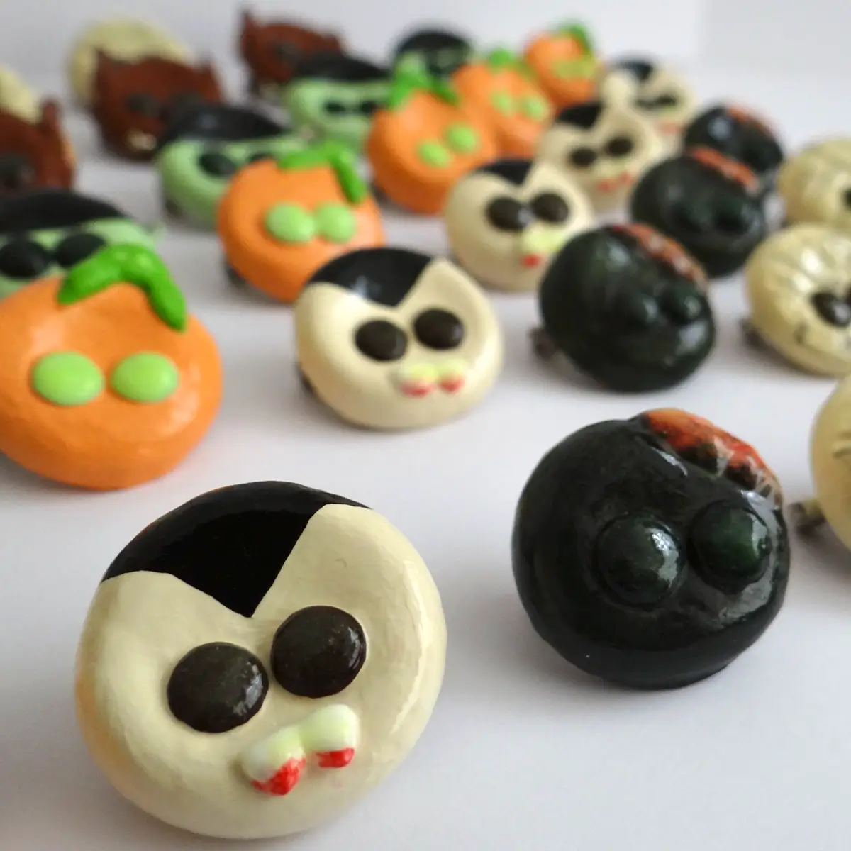 Colección de prendedores de terror con Drácula y zombies