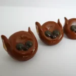 Detalle de prendedores de hombre lobo en porcelanicrón