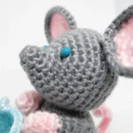 Detalle del rostro de Ratón Pérez amigurumi con ojos en PLA