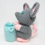 Vista lateral de Ratón Pérez amigurumi con morral y cola