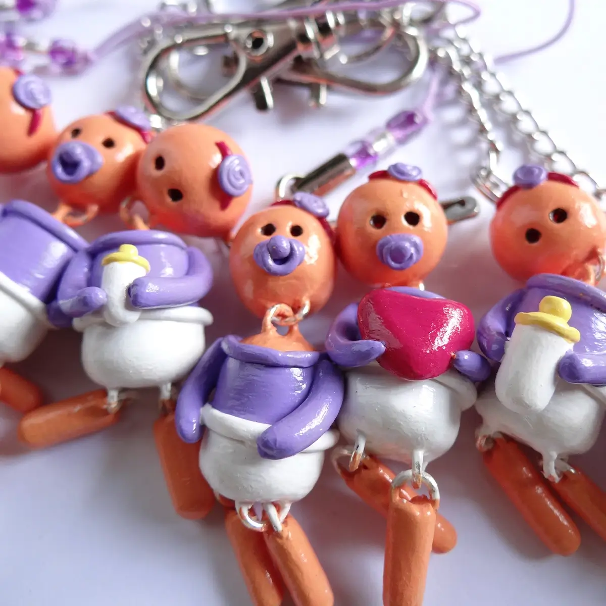 Llaveros y prendedores de bebé en color lila