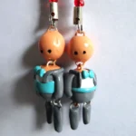 Pareja de llaveros con diseño de traje a medida