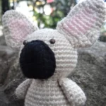 Detalle del rostro de Teo Frenchie amigurumi decorativo