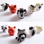 Colección de animales en miniatura: vaca, cerdo, tigre, caballo y oveja