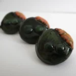 Prendedores de zombies con cerebro que brilla levemente